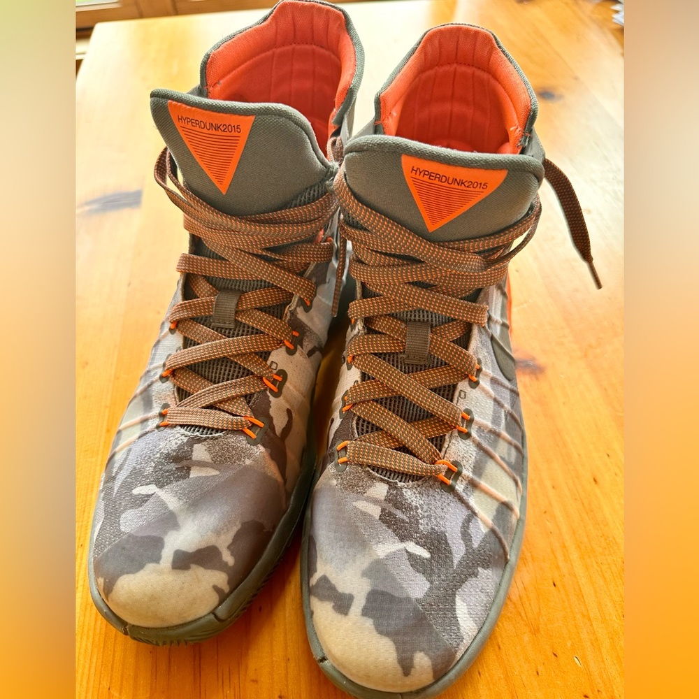 Like new Nike men’s/women high top camo sneakers*